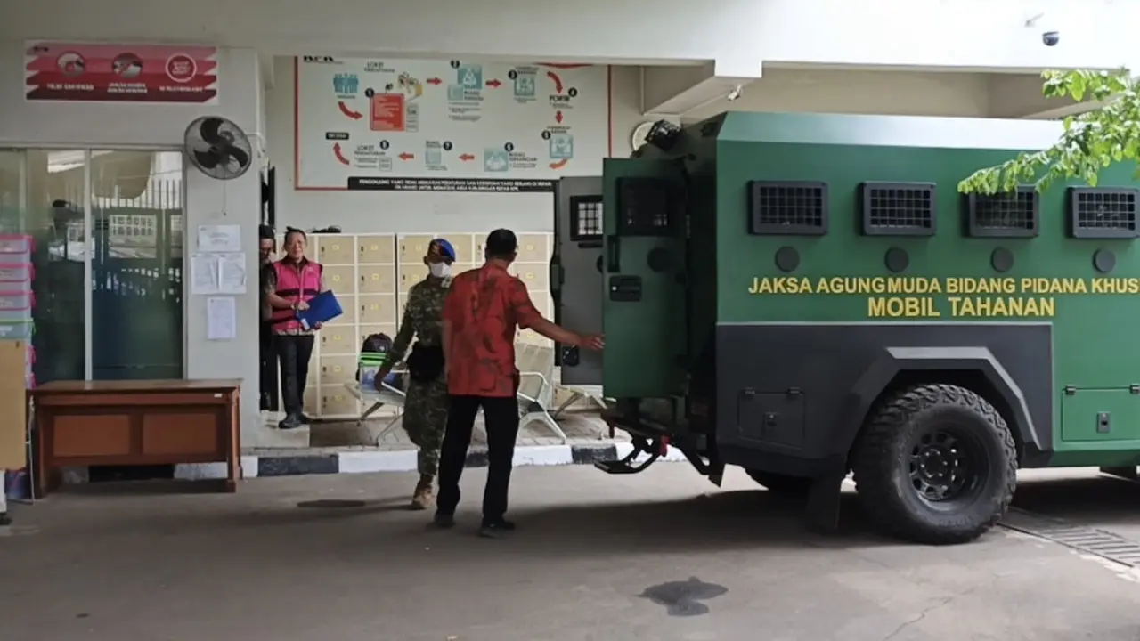 Penampakan Febrie Adriansyah dengan Rompi Pink, Tangan Diborgol