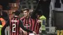 Selebrasi gol Paqueta untuk korban kebakan di akademi sepak bola Flamengo pada laga lanjutan Serie A yang berlangsung di stadion San Siro, Milan, Senin (11/2). AC Milan menang 3-0 atas Cagliari. (AFP/Marco Bertorello)