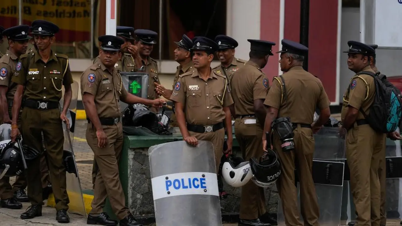 Beberapa aktivis ditangkap oleh pasukan yang menghancurkan tenda-tenda yang didirikan di sepanjang jalan utama menuju kantor kepresidenan Sri Lanka. (AP)