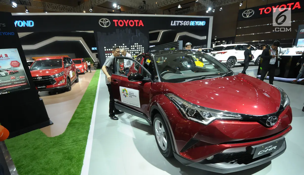 Pengunjung melihat-lihat mobil yang dipamerkan pada Indonesia International Motor Show 2018 di JIExpo, Jakarta, Kamis (19/4). 38 merek kendaraan dipamerkan dan 350 perusahaan ikut dalam IIMS 2018. (Liputan6.com/Helmi Fithriansyah)