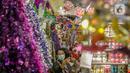 Sejumlah calon pembeli memilih pernak-pernik Natal di Pasar Asemka, Jakarta, Kamis (10/12/2020). Menurut seorang penjual, omset penjualan pernak-pernik bertema Natal turun drastis sekitar 50% dari biasanya karena pandemi Covid-19. (Liputan6.com/Faizal Fanani)