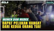 Sebuah momen haru terjadi seusai laga Timnas Indonesia U-22 kontra Filipina U-22 di Grup C SEA Games 2025. Dion Markx, salah satu pemain Garuda Muda, mendapat pelukan hangat dari kedua orang tuanya saat keluar dari 700th Anniversary Stadium, Chiang M...