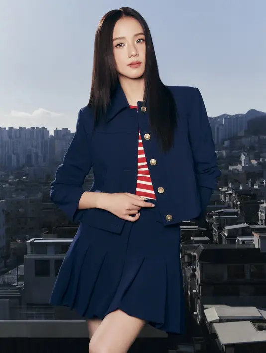 Hingga elegan dengan cropped navy blazer berkancing emas. Siluet relaxed dan oversized semakin menambah kesan modern prep yang timeless dan refined. [Dok/Tommy Hilfiger].