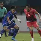 Gelandang Timnas Indonesia, Evan Dimas, berusaha melewati pemain Taiwan pada laga Grup A Asian Games di Stadion Patriot, Jawa Barat, Minggu (12/8/2018). (Bola.com/Vitalis Yogi Trisna)