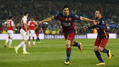 Striker Barcelona, Luis Suarez, merayakan gol ke gawang Arsenal pada leg kedua babak 16 besar Liga Champions di Stadion Camp Nou, Kamis (17/3/2016) dini hari WIB. Barca lolos ke perempat final. (Action Images via Reuters/Carl Recine)