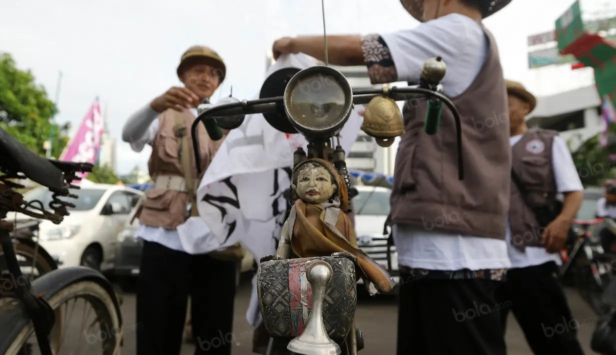Motif unik sepeda Onthel dari komunitas Kondel saat mengikuti Fam Trip dan Gowes Bareng TAFISA Games 2016 dari Kantor Kemenpora menuju Menuju Ancol Venue Utama TAFISA Games 2016, Jakarta, Minggu (2/10/2016). (Bola.com/NIcklas Hanoatubun)