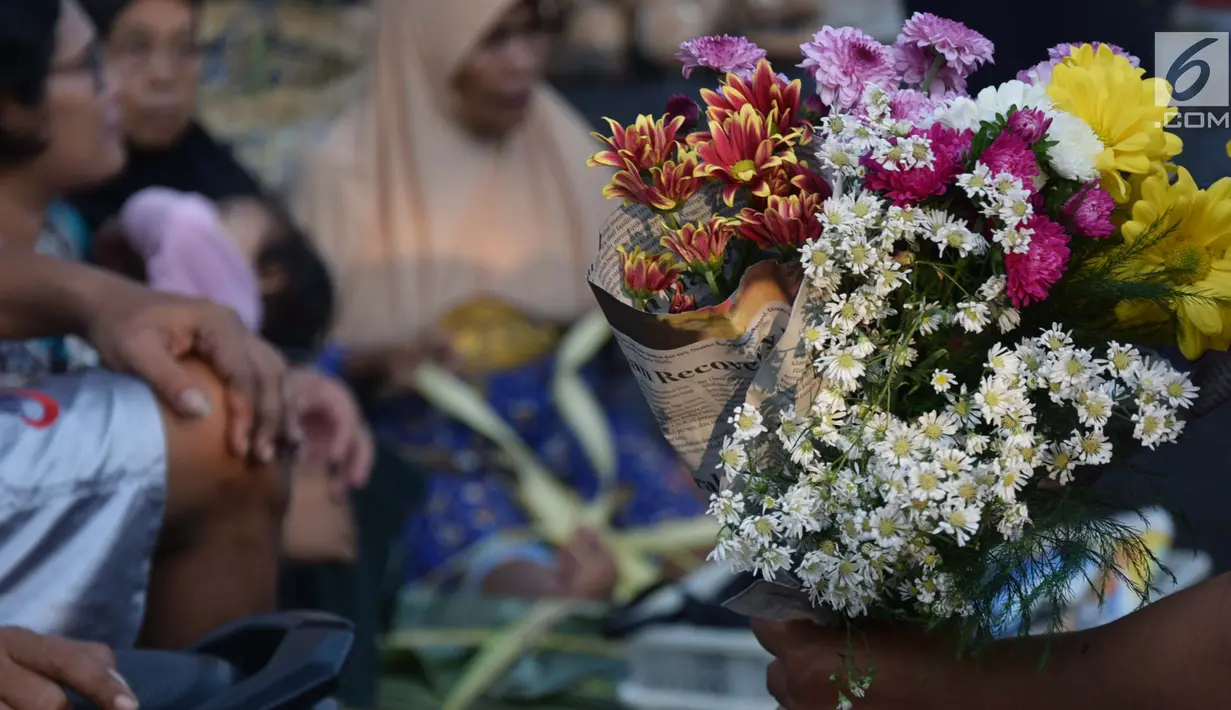 Pedagang bunga untuk hiasan Lebaran mulai ramai di Pasar Peterongan Semarang, Kamis (14/6). Bunga sedap malam menjadi salah satu yang paling digemari warga untuk menghias rumah dalam merayakan Lebaran. (Liputan6.com/Gholib)