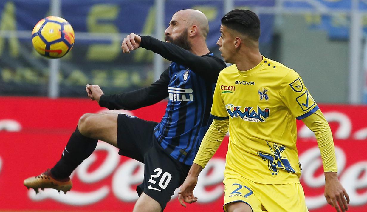 Gelandang Inter Milan, Borja Valero, berebut bola dengan gelandang Chievo, Fabio Depaoli, pada laga Serie A Italia di Stadion San Siro, Milan, Minggu (3/11/2017). Inter menang 5-0 atas Chievo. (AP/Antonio Calanni)