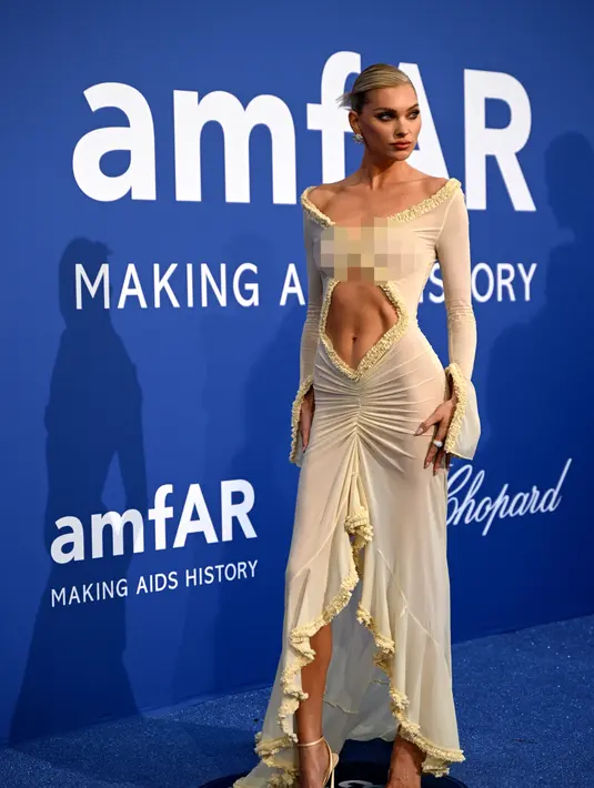 Elsa Hosk tiba untuk menghadiri amfAR Cinema Against AIDS Cannes Gala tahunan di sela-sela Festival Film 2023, di Hotel du Cap-Eden-Roc di Cap d'Antibes, Prancis selatan, pada 25 Mei 2023.  Model Swedia itu menampilkan sosoknya yang luar biasa dalam balutan gaun off-shoulder putih. (AFP/Patricia De Melo Moreira)