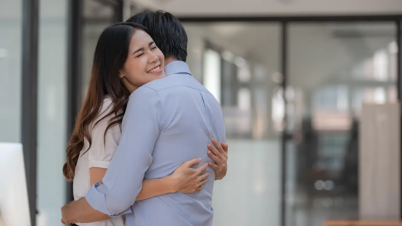 perempuan dan pasangan 11 mei pelukan