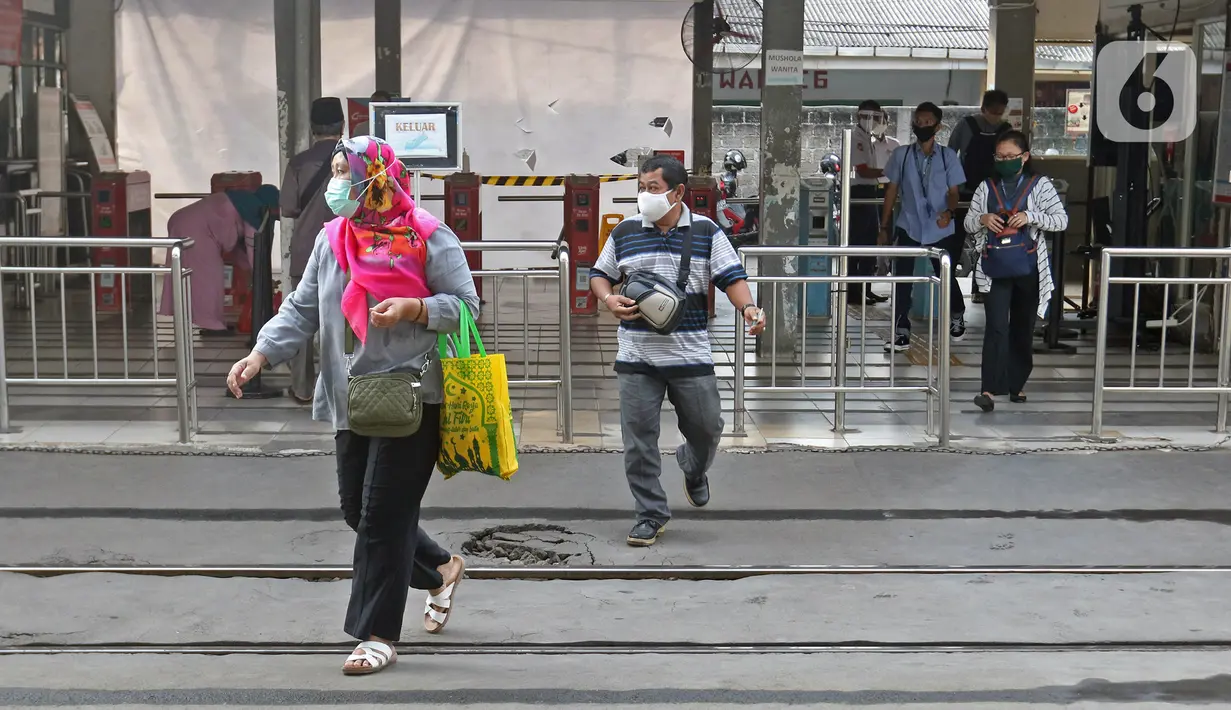 Sejumlah calon penumpang KRL Commuterline mengenakan masker di Stasiun Depok Lama, Depok, Jawa Barat, Selasa (9/6/2020). Stasiun Depok Lama terpantau lengang pada hari kedua dibukanya aktivitas perkantoran di Jakarta pada masa transisi Pembatasan Sosial Berskala Besar. (Liputan6.com/Herman Zakharia)