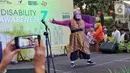 Seorang anak penyandang disabilitas menunjukkan seni menari dalam Pentas Gempita Fashion Disabilitas di Central Park, Jakarta Barat, Selasa (31/10/2023). (Liputan6.com/Angga Yuniar)