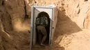 Seorang tentara Israel memasuki sebuah terowongan di dekat Kibbutz selatan Kissufim, Israel, Kamis (18/1). Menurut tentara Israel, terowongan tersebut digali oleh kelompok militan Jihad Islam yang mengarah dari Gaza ke Israel. (Jack Guez/Pool via AP)