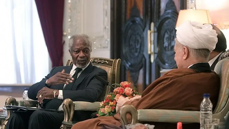 Kofi Annan (kiri) saat berdialog dengan Presiden Iran Akbar Hashemi Rafsanjani (Wikimedia Commons)