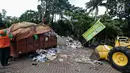 Petugas kebersihan membersihkan tumpukan sampah Tahun Baru 2018 di Monas, Jakarta, Senin (1/1). Setelah perayaan malam tahun baru 2018, jumlah sampah sisa mencapai 780 ton. (Liputan6.com/Faizal Fanani)
