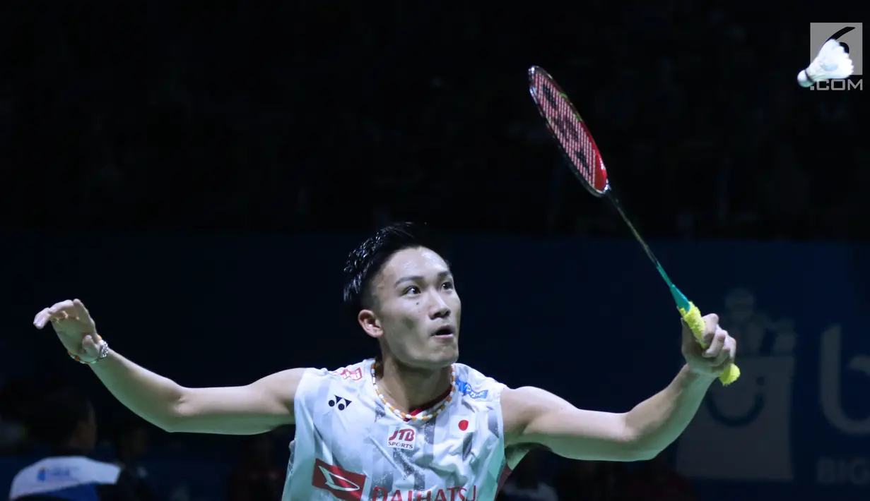 Tunggal putra Jepang, Kento Momotamengembalikan kok ke arah pebulu tangkis Indonesia, Tommy Sugiarto pada 8 besar Indonesia Open 2018 di Istora GBK, Jakarta, Jumat (6/7). Tommy kalah 11-21, 15-21. (Liputan6.com/Helmi Fithriansyah)