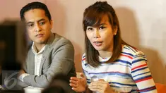 Istri Norman Kamaru, Cici Daisy Paindong menggelar konferensi pers terkait Kekerasan dalam Rumah Tangga (KDRT), Jakarta, Senin (15/2/2016). Cici mengaku mempunyai bukti tentang KDRT yang dialaminya. (Liputan6.com/Yoppy Renato)