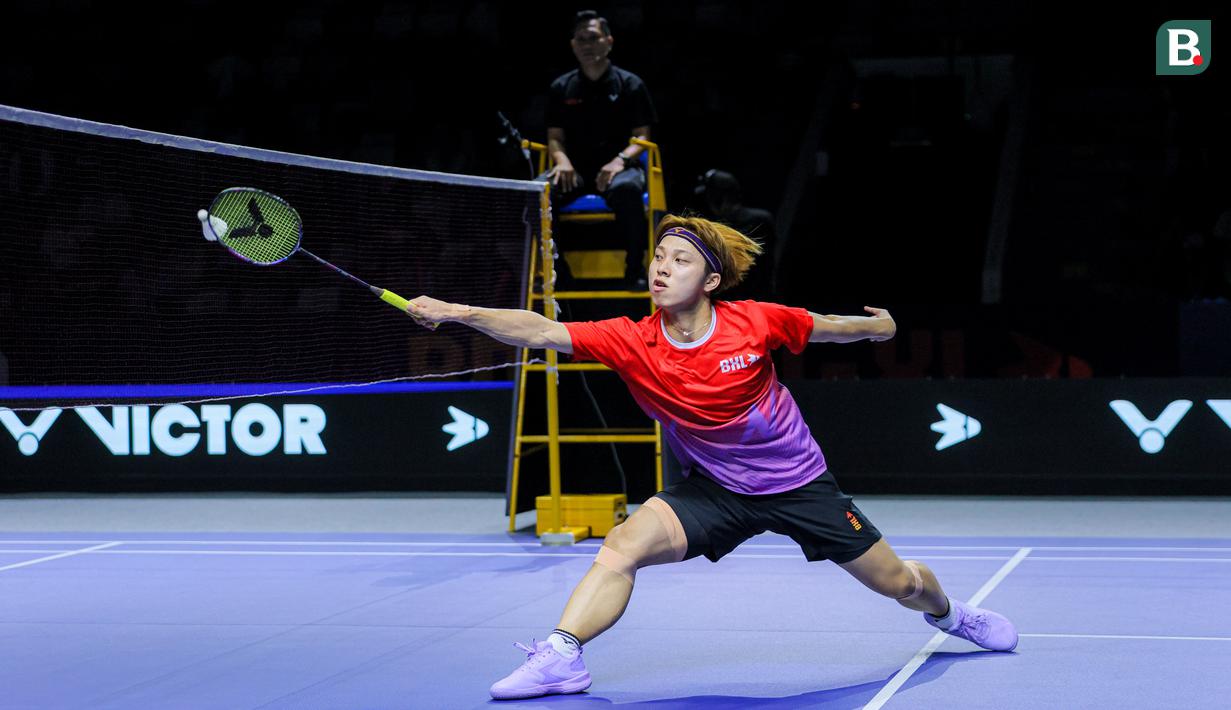 Pebulu tangkis Jepang, Kodai Naraoka dari tim Rockets berusaha mengembalikan kok ke arah pebulu tangkis tunggal putra Indonesia, Anthony Ginting dari tim Hurricanes dalam laga tunggal putra Badminton XL 2025 di Istora Senayan, Jakarta, Minggu (05/10/2025). (Bola.com/Bagaskara Lazuardi)