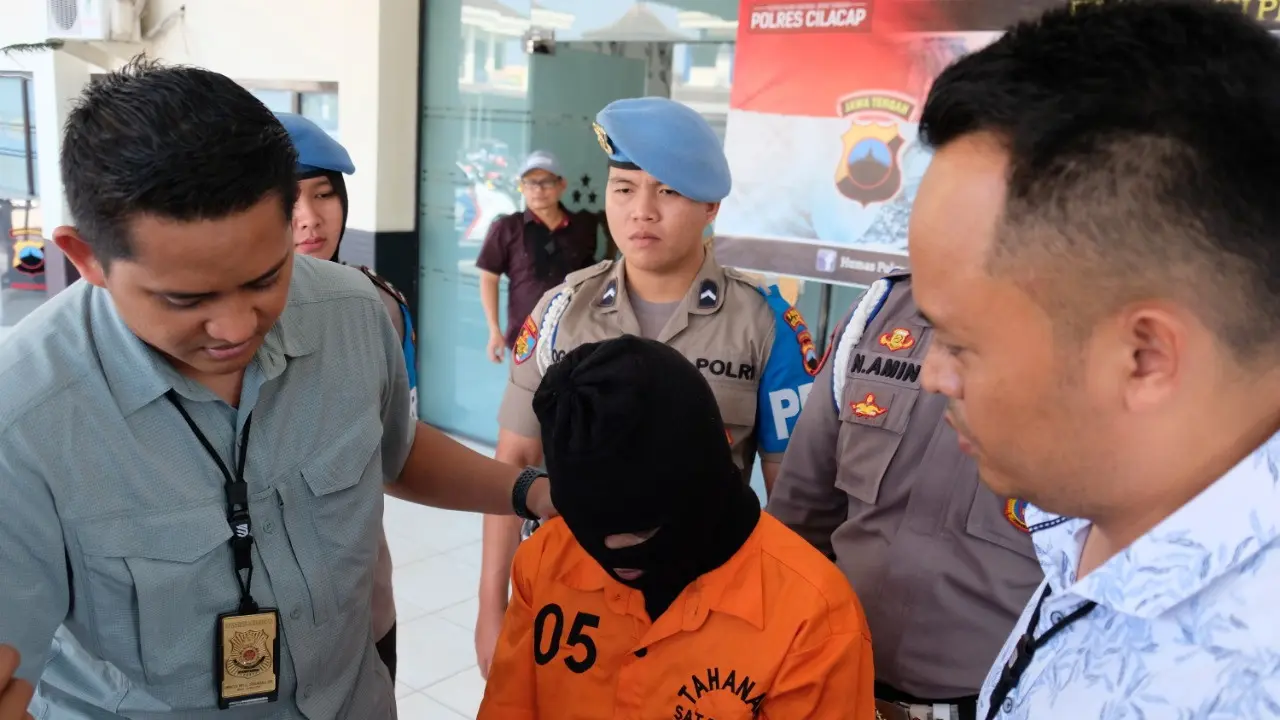 Tersangka penyebar foto-foto vulgar atau konten porno, S, di Polres Cilacap. (Foto: Liputan6.com/Muhamad Ridlo)