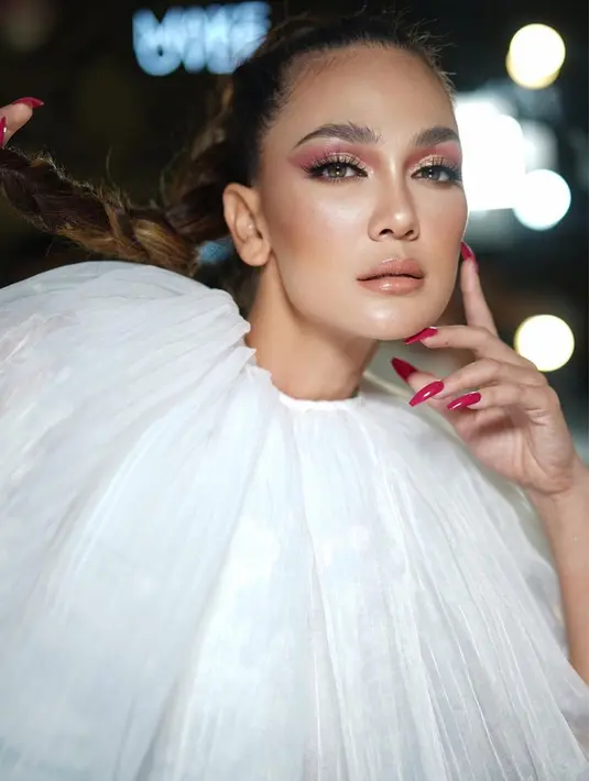 Memiliki postur tubuh ideal serta tinggi, penampilan Luna Maya pun banyak bikin iri. Apalagi diusia yang sudah capai 37 tahun, Luna Maya tetap tampil awet muda. (Liputan6.com/IG/andychunmakeup)