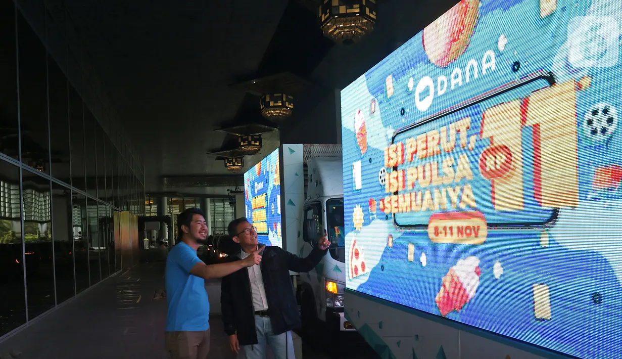 Senior Marketing Manager DANA Lim Wimawan Kusuma (kiri) dan Chief Finance Officer DANA Yattha Saputra (kanan) saat melepas konvoi Mobil 11.11 di Jakarta, Kamis (7/11/2019). DANA menggelar konvoi Mobil 11.11 untuk merayakan momentum The Single's Day 11.11. (Liputan6.com/Herman Zakharia)