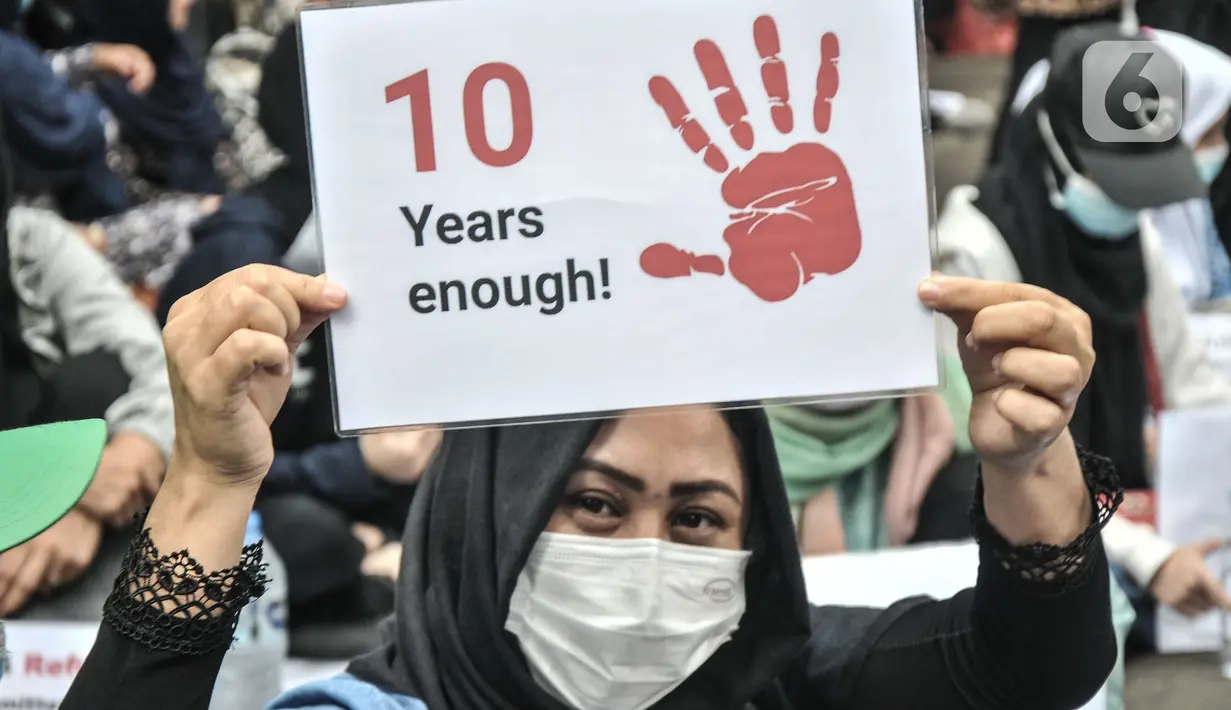Pencari suaka asal Afghanistan membawa poster tuntutan di depan Kantor UNHCR, Jakarta, Senin (15/11/2021).  Ratusan pencari suaka tersebut menuntut segera dipindahkan ke negara ketiga yang terbebas dari konflik perang setelah lebih 10 tahun mengungsi di Indonesia. (merdeka.com/Iqbal S Nugroho)