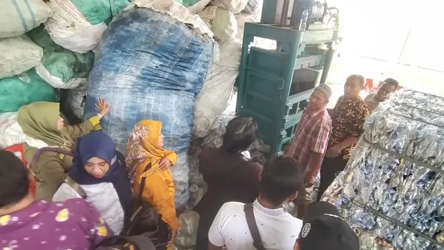 Sampah plastik diubah menjadi cuan. (Foto: Liputan6.com/Felek Wahyu)