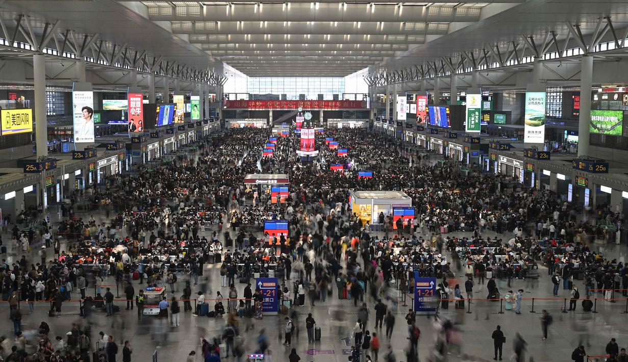 Para penumpang bersiap menaiki kereta di Stasiun Kereta Api Shanghai Hongqiao, Shanghai, Tiongkok, Kamis 30 April 2026, menjelang libur Hari Buruh yang dimulai pada 1 Mei. Peringatan Hari Buruh Internasional atau May Day jatuh pada tanggal 1 Mei setiap tahunnya. (JADE GAO/AFP)