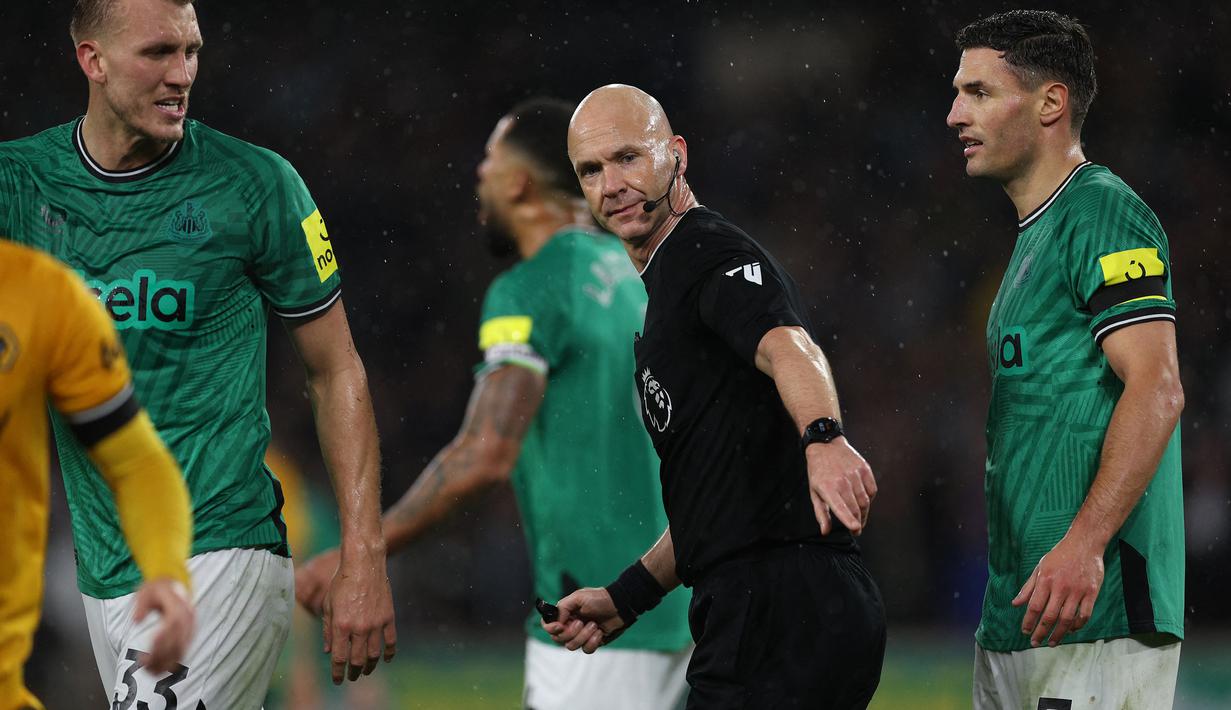 Wasit Anthony Taylor didepak ke Championship akibat keputusan kelirunya menghukum tendangan penalti kepada Wolverhampton Wanderers saat menghadapi Newcastle United pada laga pekan ke-10 Premier League 2023/2024 (28/10/2023). (AFP/Adrian Dennis)