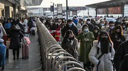 Penumpang tiba di stasiun kereta api Hongqiao di Shanghai (20/1/2023). Migrasi tahunan dimulai dengan jutaan orang kembali ke kampung halaman mereka untuk perayaan Tahun Baru Imlek. (AFP/Hector Retamal)