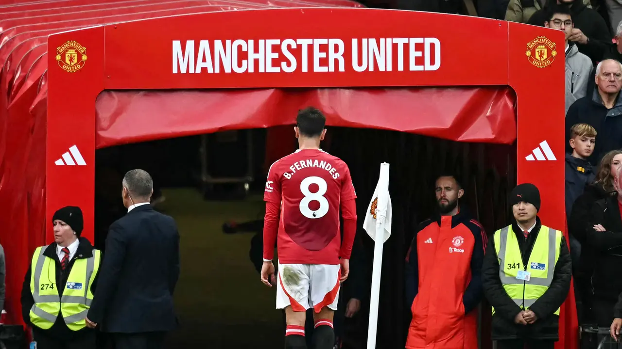 Foto: Detik-detik Bruno Fernandes Diusir Wasit Hingga Tinggalkan Lapangan, Awal Mula Petaka Setan Merah
