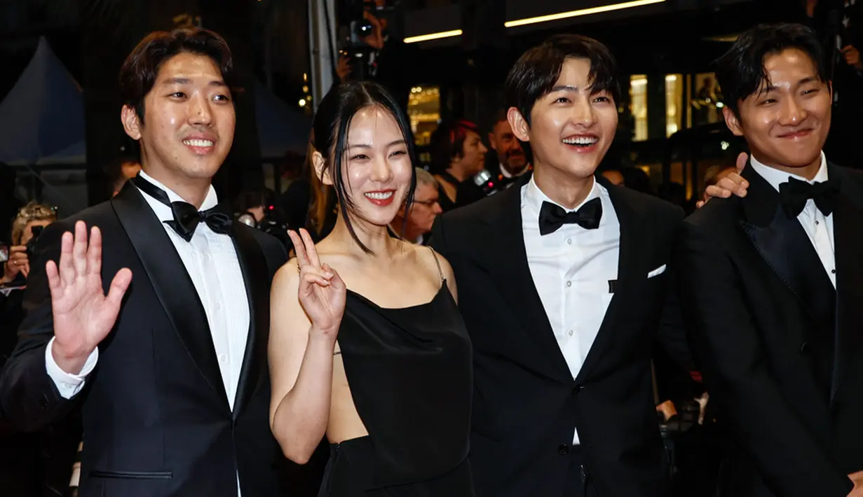 Kendati demikian, Song Joong-ki tidak datang sendiri. Sebelum pemutaran, Song Joong-ki berjalan di karpet merah bersama aktor Hong Sa-bin, Kim Hyung-seo (BIBI), dan sutradara Kim Chang-hoon. (Photo by Joel C Ryan/Invision/AP)