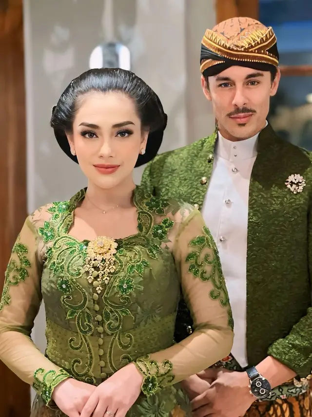 Berparas Bule, 6 Pesona Celine Evangelista Menjelma jadi Perempuan Jawa Kenakan Kebaya dan Sanggul di Ultah Putri Solo
