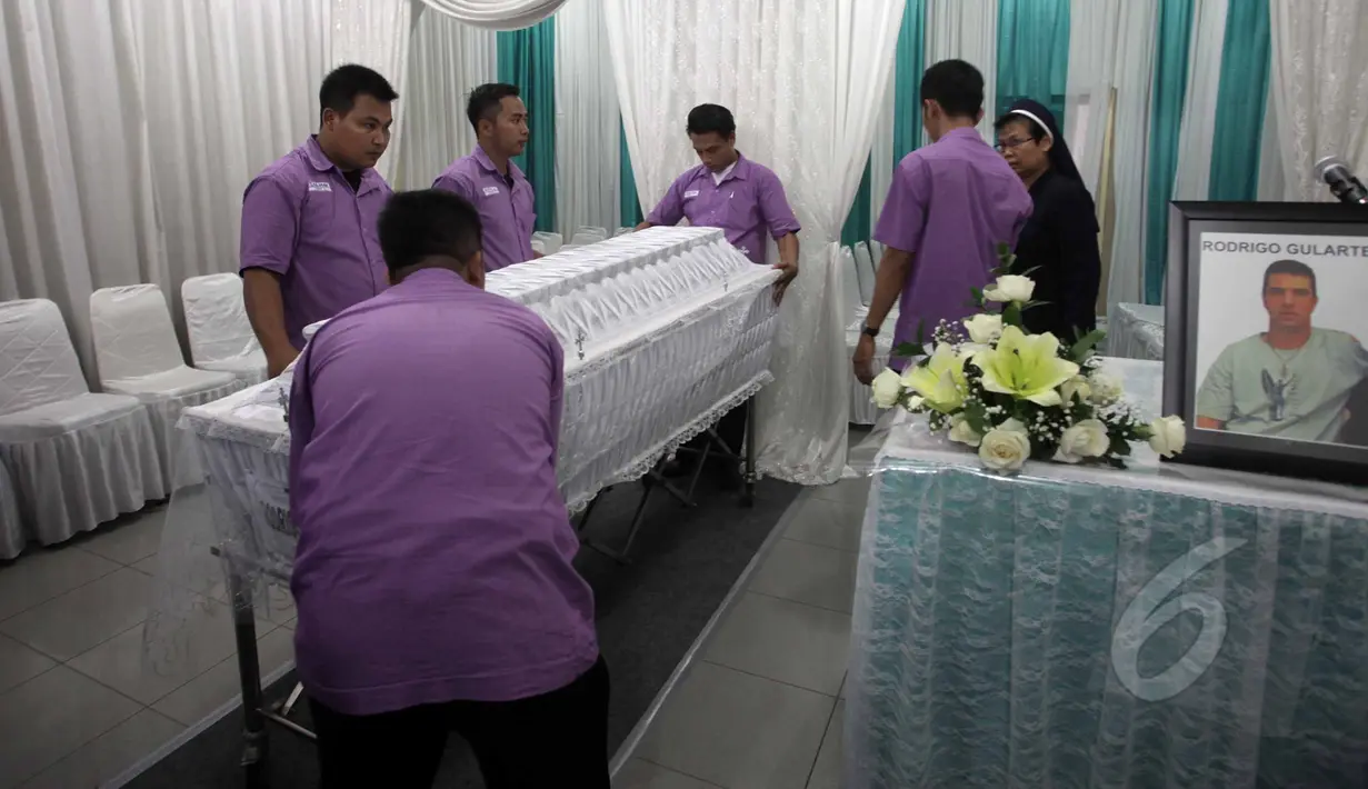 Petugas merapikan peti jenazah Rodrigo Gularte saat tiba di Rumah Duka RS Carolus, Jakarta, Rabu, (29/4/2015). Jenazah tiba sekitar pukul 12.50 WIB. (Liputan6.com/Helmi Afandi)