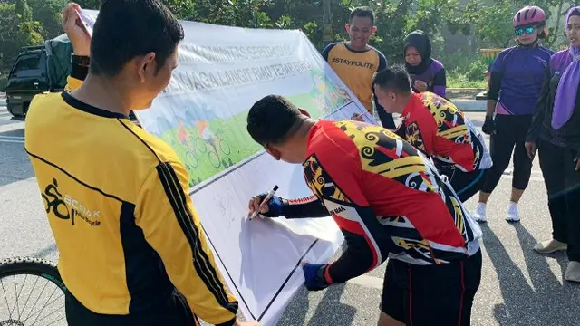 Peserta fun bike atau gowes jelajah keindahan alam Kabupaten Siak menandatangani komitmen mencegah karhutla.