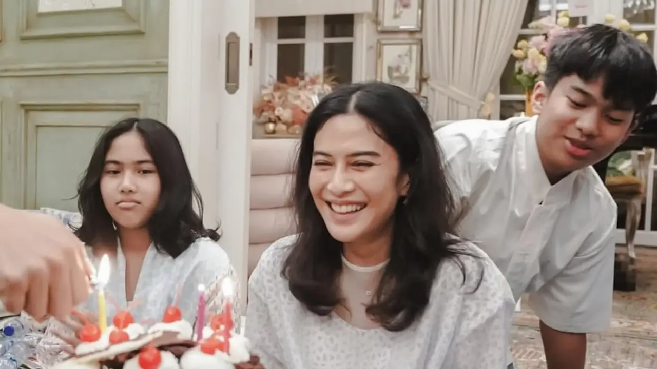Pesona Kecantikan Dian Sastrowardoyo Tampil Bare Face saat Gelar Syukuran Ulang Tahun ke-43 Bersama Anak Yatim