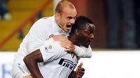 Kegembiraan Sulley Muntari (kanan) disambut Wesley Sneijder setelah mencetak gol tunggal kemenangan Inter Milan atas Genoa pada partai Serie A di Stadio Luigi Ferraris, 19 Oktober 2010. AFP PHOTO/GIUSEPPE CACACE