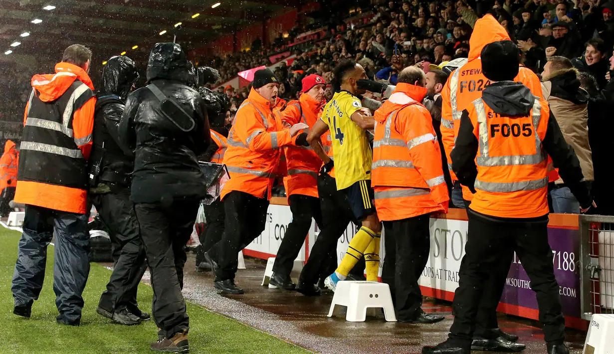 Pemain Arsenal Pierre-Emerick Aubameyang merayakan golnya ke gawang Bournemouth pada pertandingan Liga Inggris di Stadion Vitality, Bournemouth, Inggris, Kamis (26/12/2019). Pertandingan berakhir dengan skor 1-1. (Mark Kerton/PA via AP)