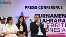 Raffi Ahmad (kanan), memberikan keterangan saat konferensi pers Turnamen Olahraga Selebriti Indonesia (OSI) yang berlangsung di SCTV Tower, Jakarta, Selasa (4/7/2023). (Bola.com/Ikhwan Yanuar)