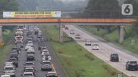 Sejumlah kendaraan melintas di jalan tol Cikopo - Palimanan KM 73, Purwakarta, Jawa Barat, Sabtu (30/4/2022).  H-2 arus mudik Lebaran Idul Fitri 1443 H, ruas jalan Tol Trans Jawa kembali menerapakan skema contraflow. (Liputan6.com/Herman Zakharia)