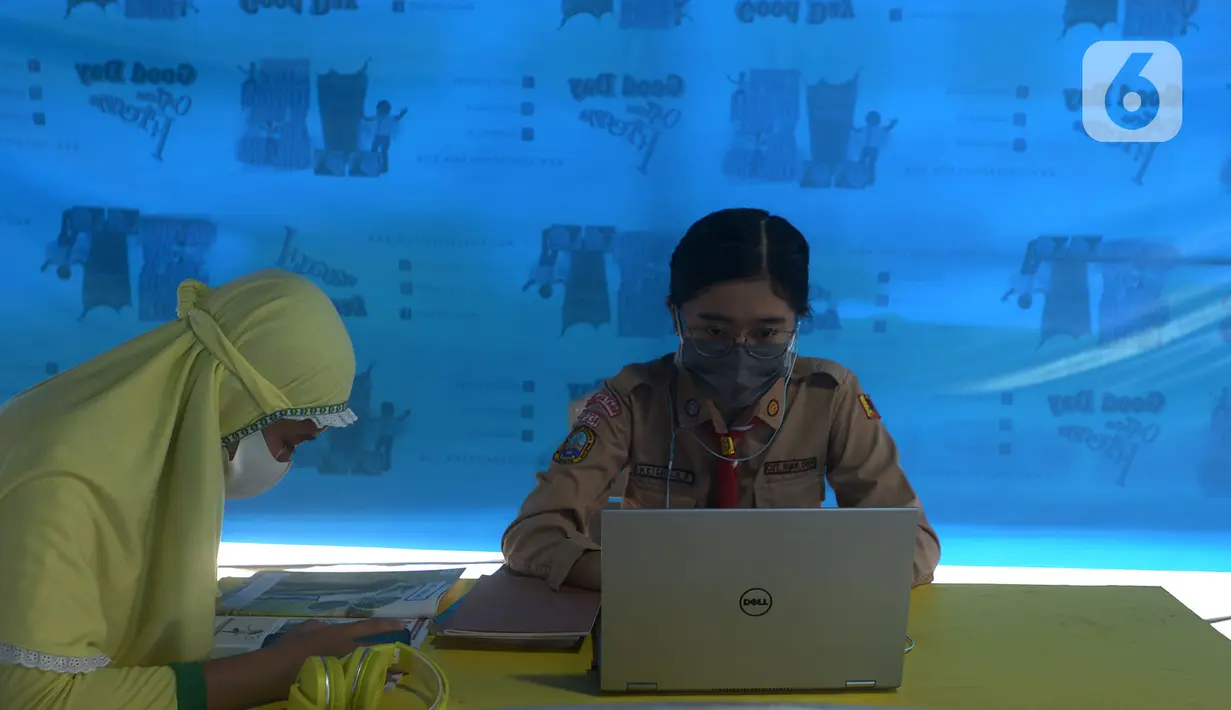 Para siswa belajar online di Tenda Wifi gratis di taman warga RT 013, Jakarta Timur, Rabu (12/8/2020). Tenda belajar tersebut menyediakan fasilitas wifi gratis bagi anak-anak sekolah yang terkendala dengan mahalnya kuota internet. (merdeka.com/Imam Buhori)