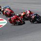 Pembalap Ducati Francesco Bagnaia (kiri depan) dan pembalap Yamaha Fabio Quartararo memimpin balapan selama MotoGP Mugello di Sirkuit Mugello, Scarperia, Italia, Minggu (30/5/2021). Fabio Quartararo berhasil meraih posisi pertama. (AP Photo/Antonio Calanni)