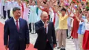 Presiden Rusia Vladimir Putin (tengah) dan Presiden China Xi Jinping menghadiri upacara penyambutan di Balai Besar Rakyat, Beijing, China, pada Rabu 20 Mei 2026. (Alexander Kazakov, Sputnik, Kremlin Pool Photo via AP)