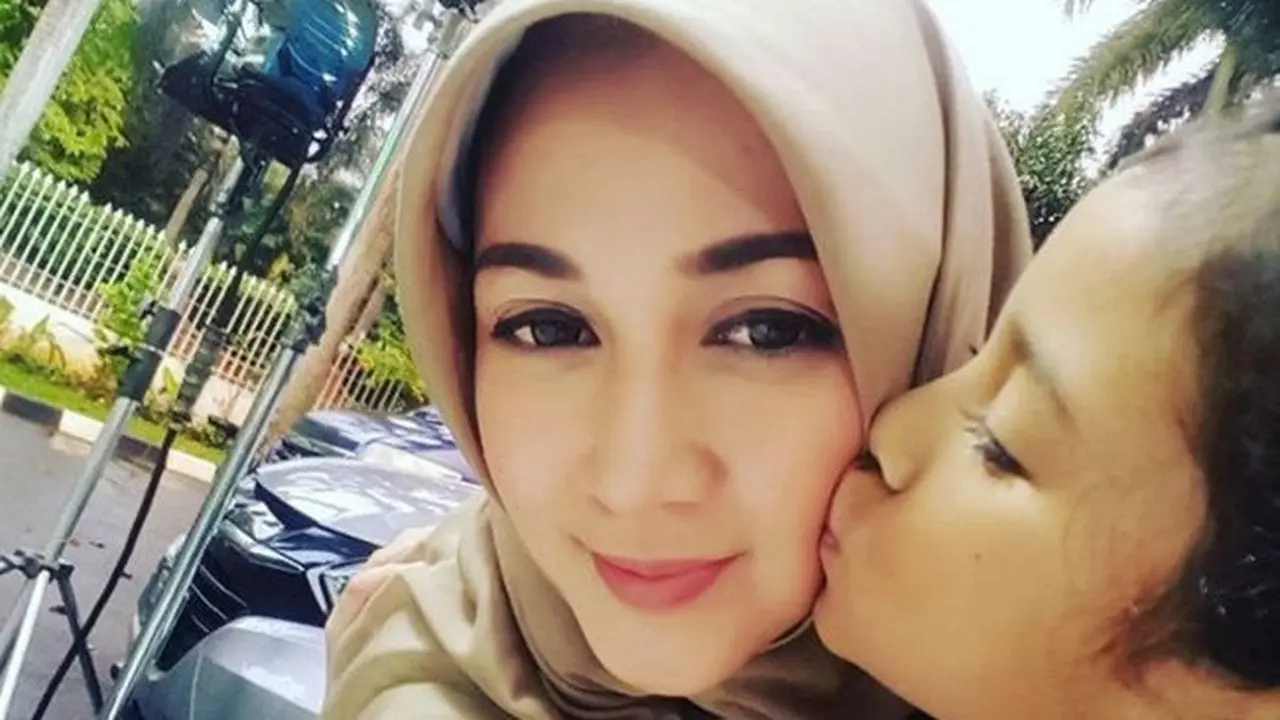 Dina Lorenza bersama Sang Anak