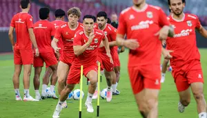 Joey Pelupessy (tengah) dan sejumlah pemain Timnas Indonesia melakukan latihan resmi menjelang laga FIFA Matchday melawan Oman di Stadion Utama Gelora Bung Karno (SUGBK), Senayan, Jakarta, Kamis (04/06/2026) WIB. (Bola.com/Bagaskara Lazuardi)