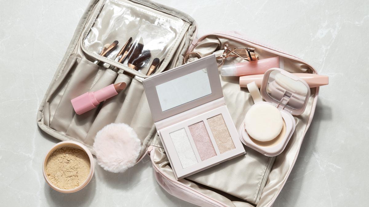 Produk Makeup Multifungsi yang Wajib Ada di Tas Kerja Wanita Karier