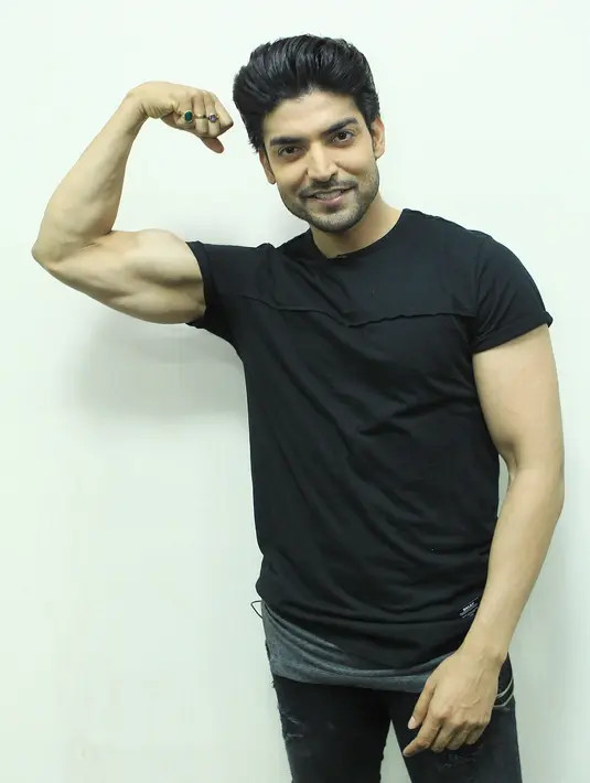 "Ketika mendapat kesempatan itu saya sangat menikmati. Saya selalu senyum dan tertawa bertemu dengan aktor dan aktris Indonesia. Mereka sangat bagus, saya sangat menikmati dan sangat menyenangkan," ujar Gurmeet Choudhary. (Bambang E. Ros/Bintang.com)