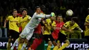 Kiper Borussia Dortmund, Roman Weidenfeller, menghalau serangan pemain Liverpool pada laga leg pertama perempat final Liga Europa di Stadion Signal Iduna Park, Dortmund, Jumat (8/4/2016) dini hari WIB. (AFP/Patrik Stollarz)