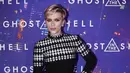 Scarjo pun kini dikabarkan memiliki hubungan dengan lawan mainnya di film "Saturday Night Live", Colin Jost. Rumor ini muncul setelah keduanya tertangkap kamera bergandengan tangan di pesta film tersebut. (AFP/Patrick Kovarik)