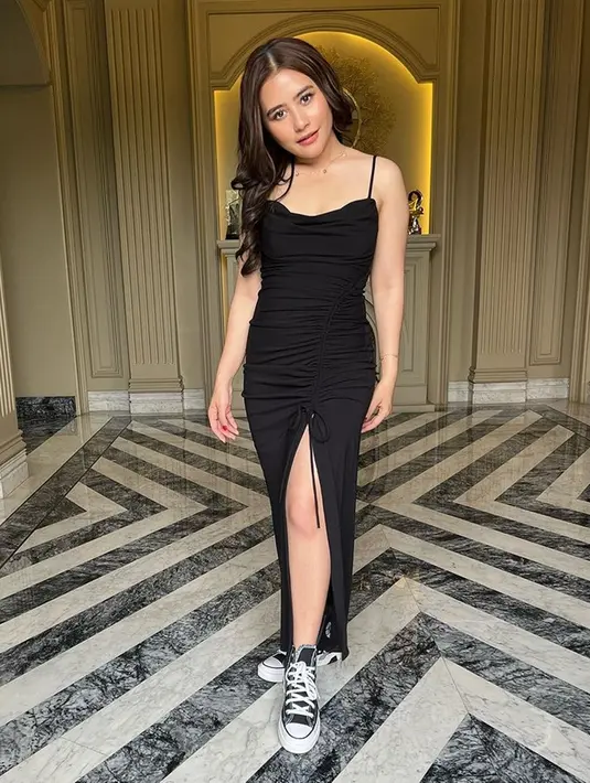 Meski elegan dengan gaun ketat, Prilly padukan gayanya dengan converse sebagai alas kaki jenjangnya. Alhasil gayanya ini banyak dipuji penggemar yang menyebutnya elegan dan sporty di waktu bersamaan. (Liputan6.com/IG/@prillylatuconsina96)